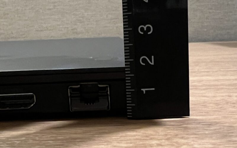LIFEBOOK WU5_J3の厚さを実測：1.8mm
