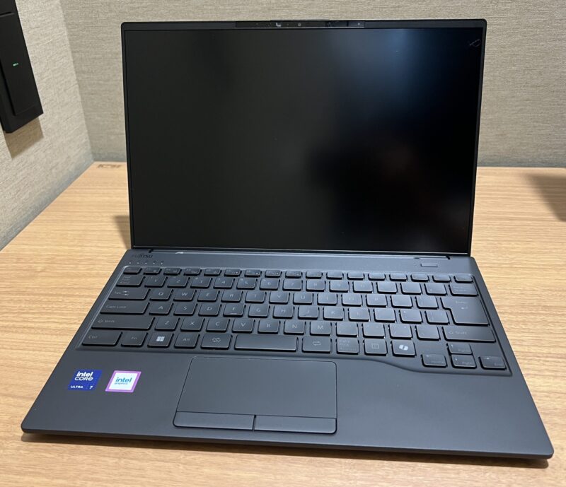 LIFEBOOK WU5_J3の本体の外観_正面からディスプレイを開いた状態_2