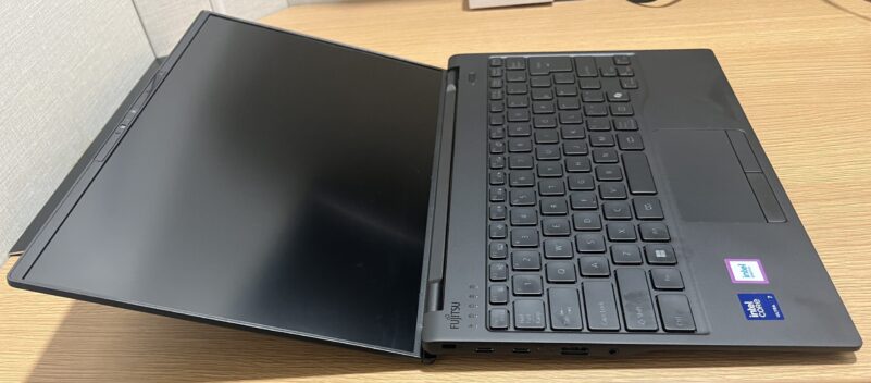 ★ディスプレイ部分は180度まで開くことが出来る