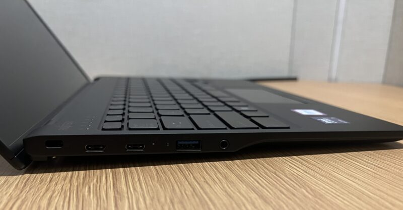 ★開くとリフトアップ構造でキーボードに角度が付きタイピングがしやすい