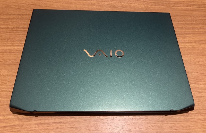 VAIO SX14-Rのディスプレイを閉じている状態での天板の見た目が美しい
