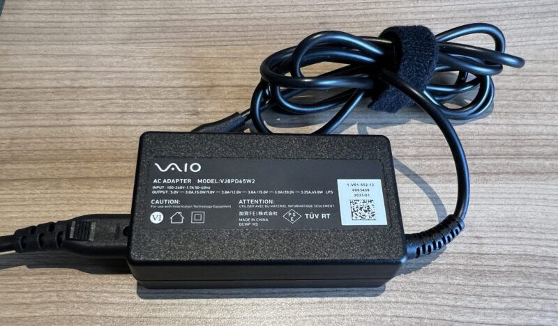 VAIO S13に付属のVAIOのアダプターの写真