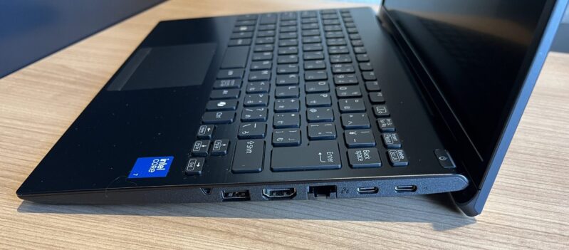 VAIO S13の右側のインターフェースの写真