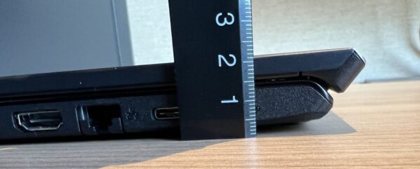 VAIO S13の本体の厚さの実測結果：一番分厚い奥部分で2.2～2.3mm
