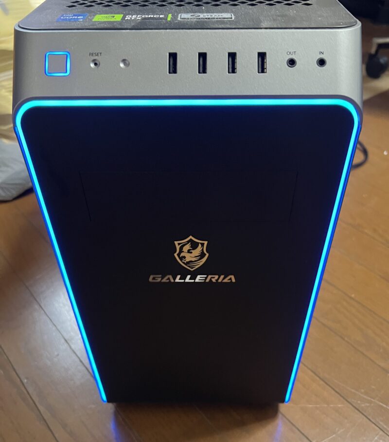 ガレリア(GALLERIA) RM5C-R46の本体外観_正面のLED発光時