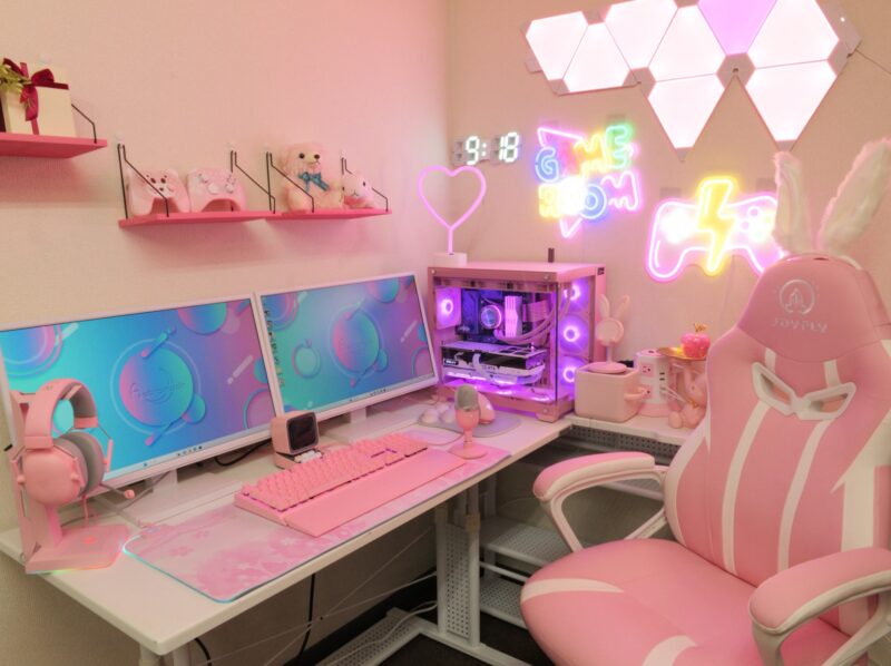 ゲーミングデスク周り&部屋のデザインをピンク基調にした例