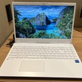 LAVIE Direct N15でデスクワークをしている様子