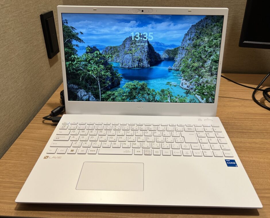 LAVIE Direct N15でデスクワークをしている様子