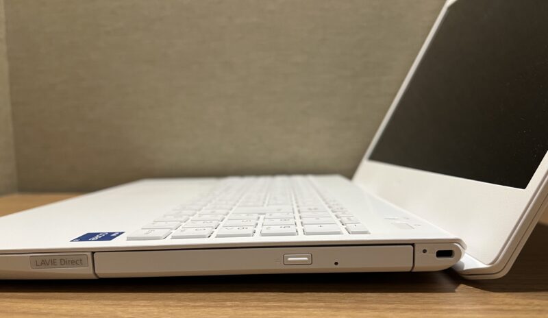 LAVIE Direct N15の右側面のインターフェースの様子