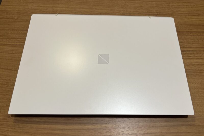 LAVIE Direct N15の外観_閉じた状態
