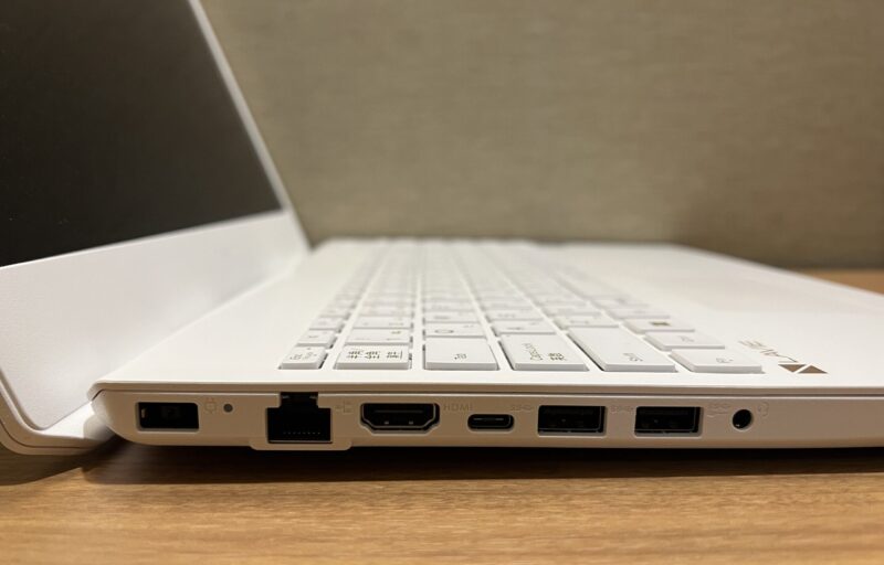 LAVIE Direct N15の左側面のインターフェースの様子