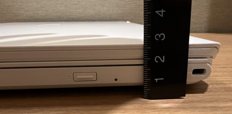 LAVIE Direct N15を机に置いた際の本体の厚さを実測