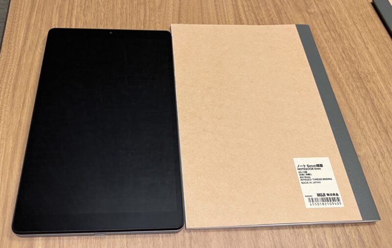 ★本体のサイズ感_A5サイズのノートと並べて比較すると大体同じサイズなのが分かる