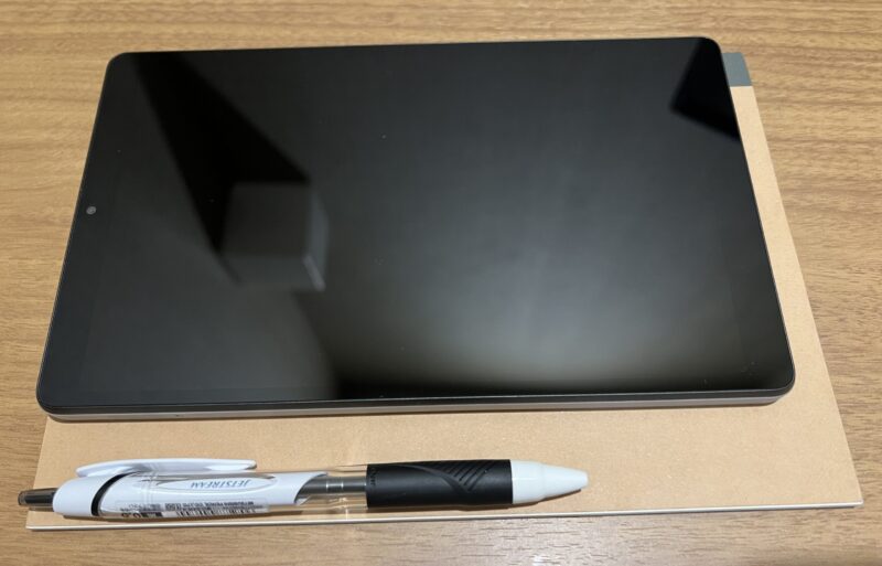 ★本体のサイズ感_ノートとペンと並べて比較