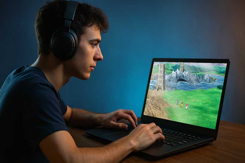 ゲーミングノートでドラゴンクエスト1＆2リメイクをプレイしているイメージ