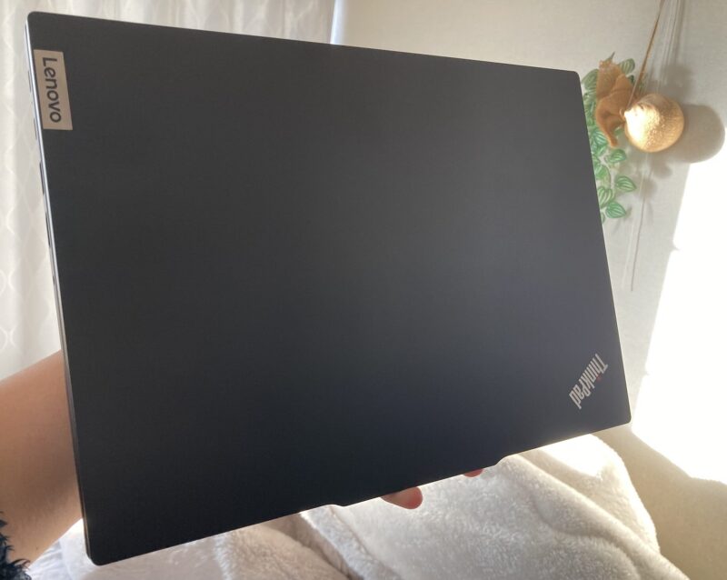 2.■ThinkPad E14 Gen 6の本体を片手持ちしている様子