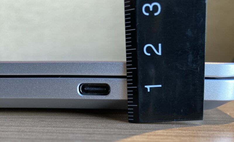 6.■ LAVIE SOL本体の厚さを定規で計測_閉じた状態で約17mm