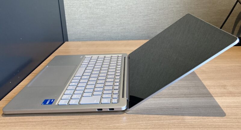 8.■ LAVIE SOLのディスプレイとキーボードは150度ほど開く