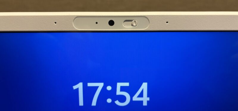 12.■ LAVIE Direct N16のディスプレイ上部のカメラ