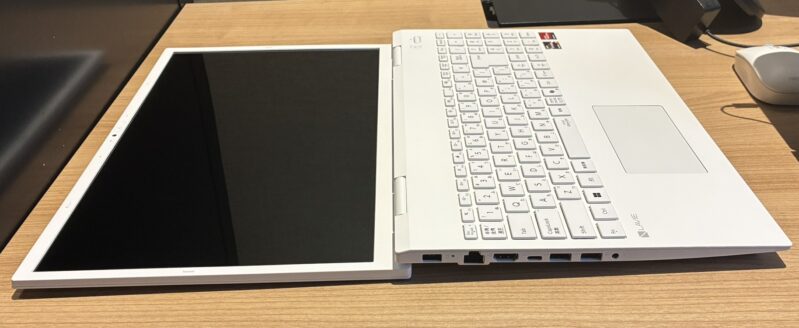 8.■ LAVIE Direct N16のディスプレイとキーボードは180度開く