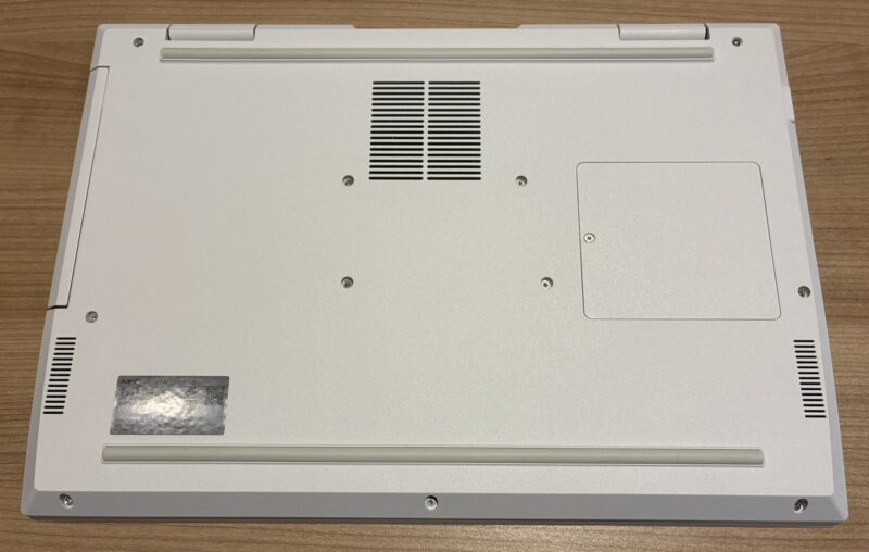 9.■ LAVIE Direct N16本体の裏面