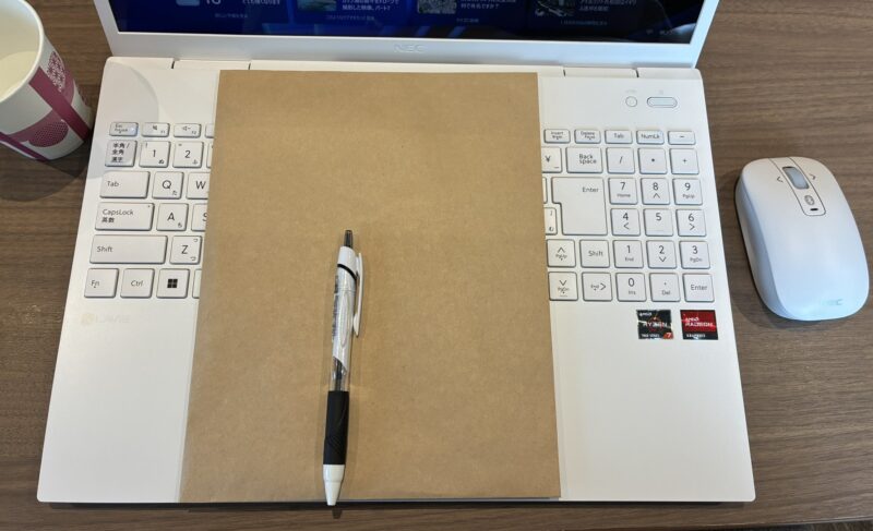 LAVIE Direct N16(R)のキーボード部分もディスプレイと同じ面積なので奥行きに余裕がある