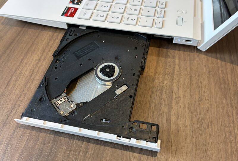 LAVIE Direct N16(R)の右側のインターフェースには光学ドライブを搭載している