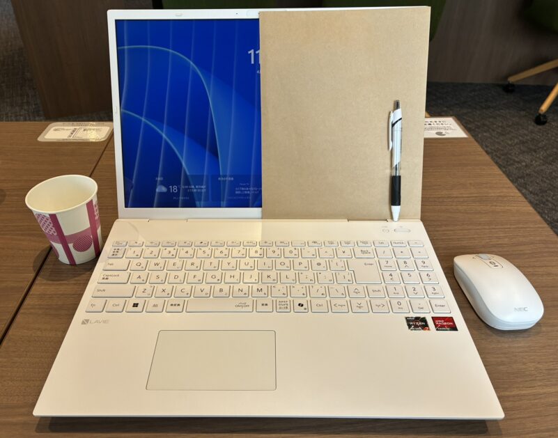 NEC LAVIE Direct N16(R)のディスプレイのサイズ感_ボールペンやノートと比較しても大きく動画なども観やすい_2