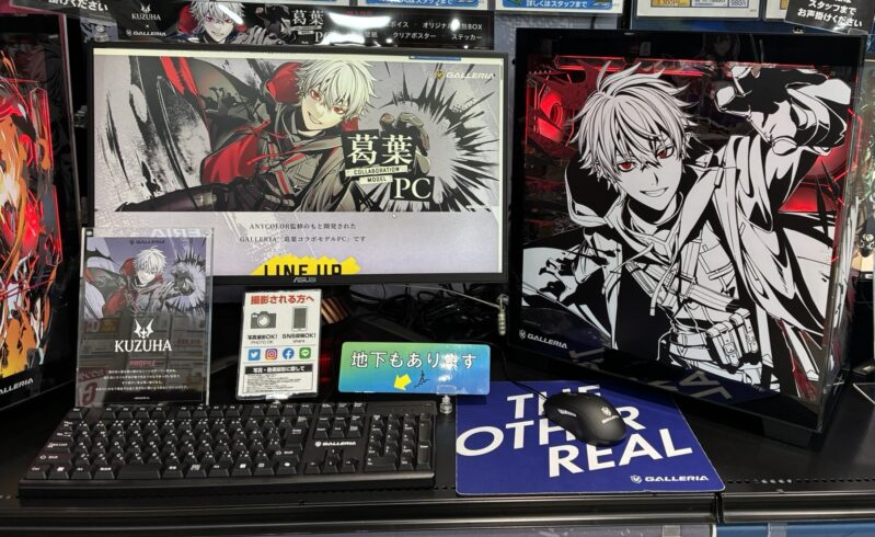 ガレリアラウンジに展示されていた葛葉コラボゲーミングPCの様子_赤と黒基調＆LEDライトアップでかなりかっこいい