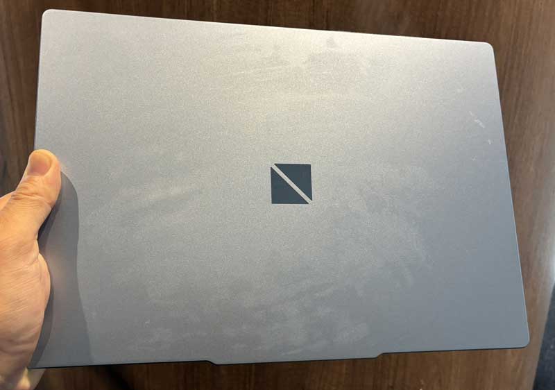 2.■ LAVIE Direct N13 Slim本体を片手持ちしている様子