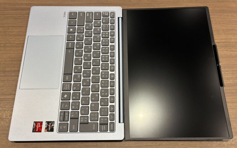 8.■ LAVIE Direct N13 Slimのディスプレイとキーボードは180度開く