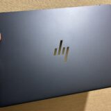 2.■ HP EliteBook X本体を片手持ちしている様子