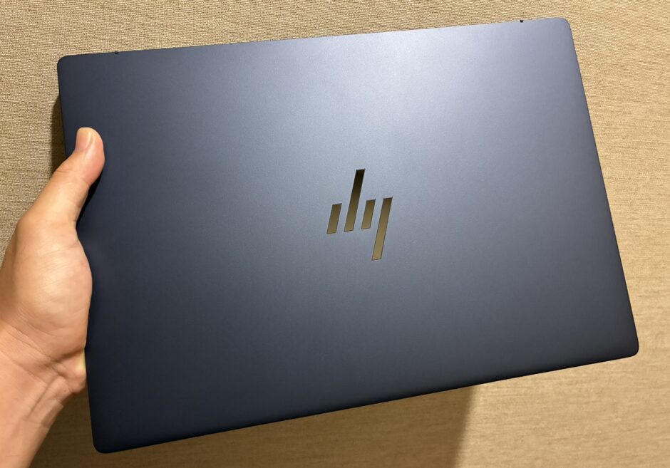 2.■ HP EliteBook X本体を片手持ちしている様子