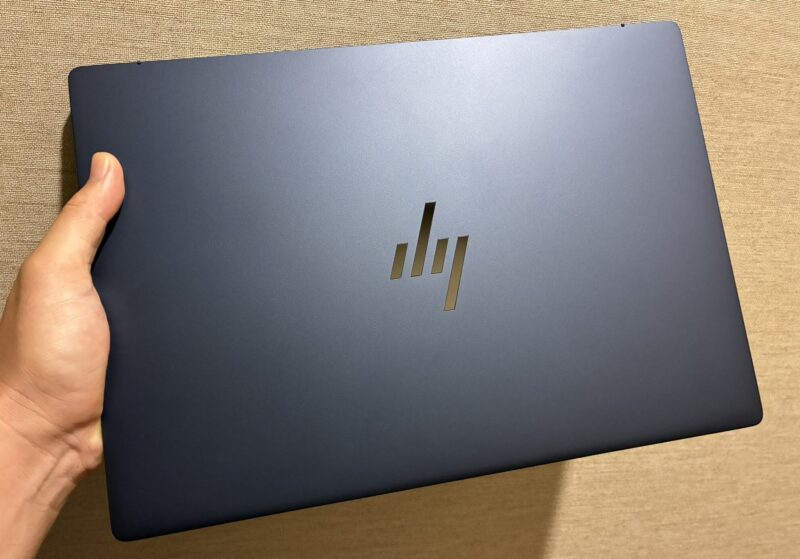 2.■ HP EliteBook X本体を片手持ちしている様子