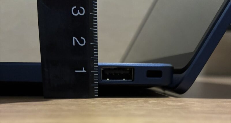 6.■ HP EliteBook X本体の厚さを定規で計測