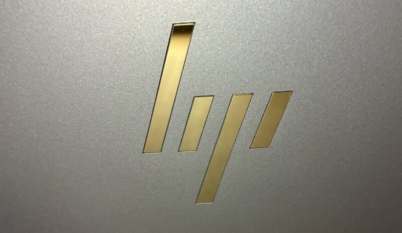 9.■ HP EliteBook X本体の天板のHPロゴ